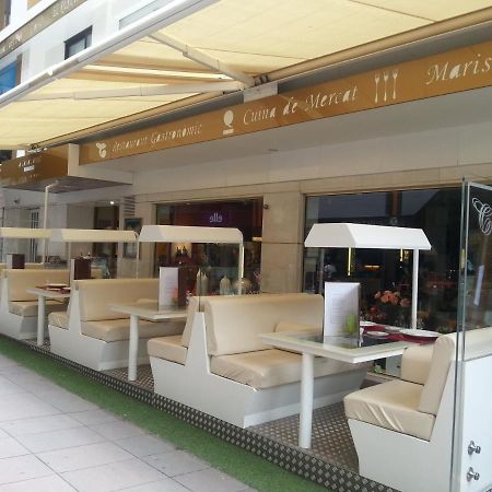 A Casa Canut Hotel Gastronomic Les Escaldes Kültér fotó A café in the station