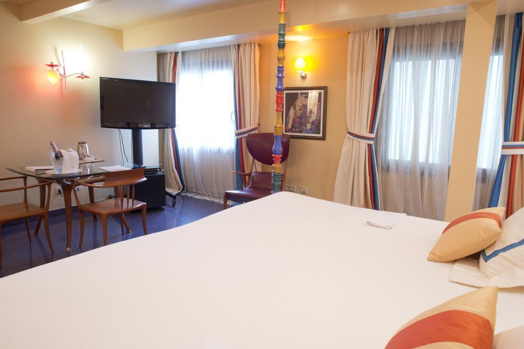 A Casa Canut Hotel Gastronomic Les Escaldes Kültér fotó A room at the hotel