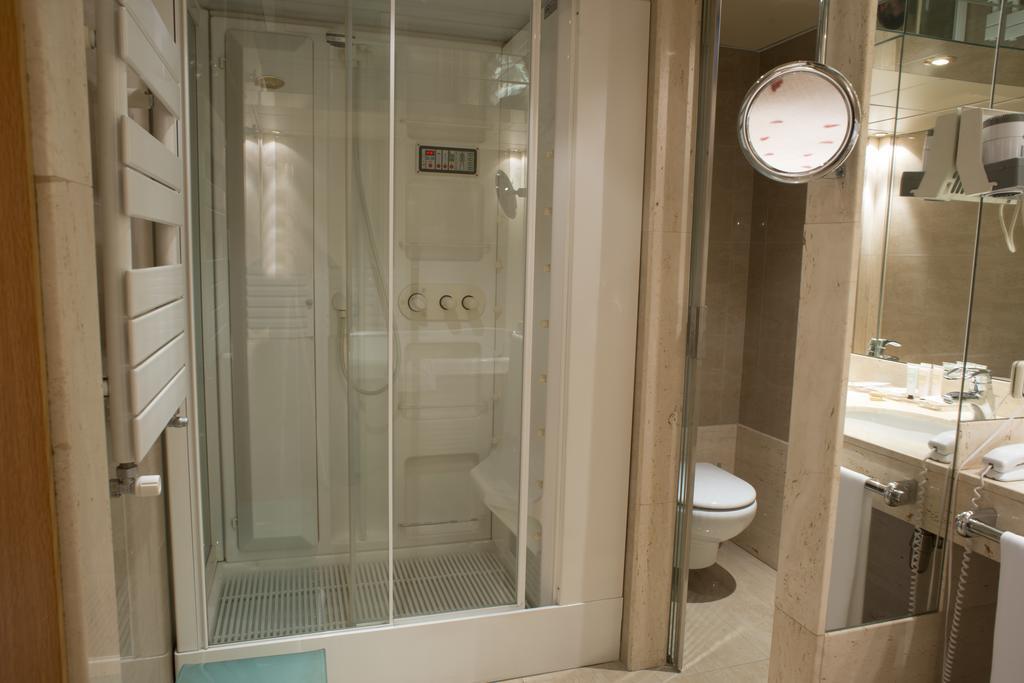 A Casa Canut Hotel Gastronomic Les Escaldes Kültér fotó A shower cubicle