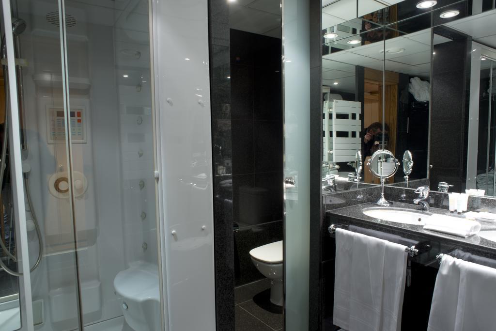 A Casa Canut Hotel Gastronomic Les Escaldes Kültér fotó A shower cubicle
