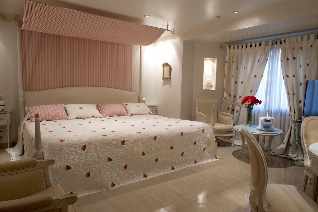A Casa Canut Hotel Gastronomic Les Escaldes Kültér fotó A bedroom