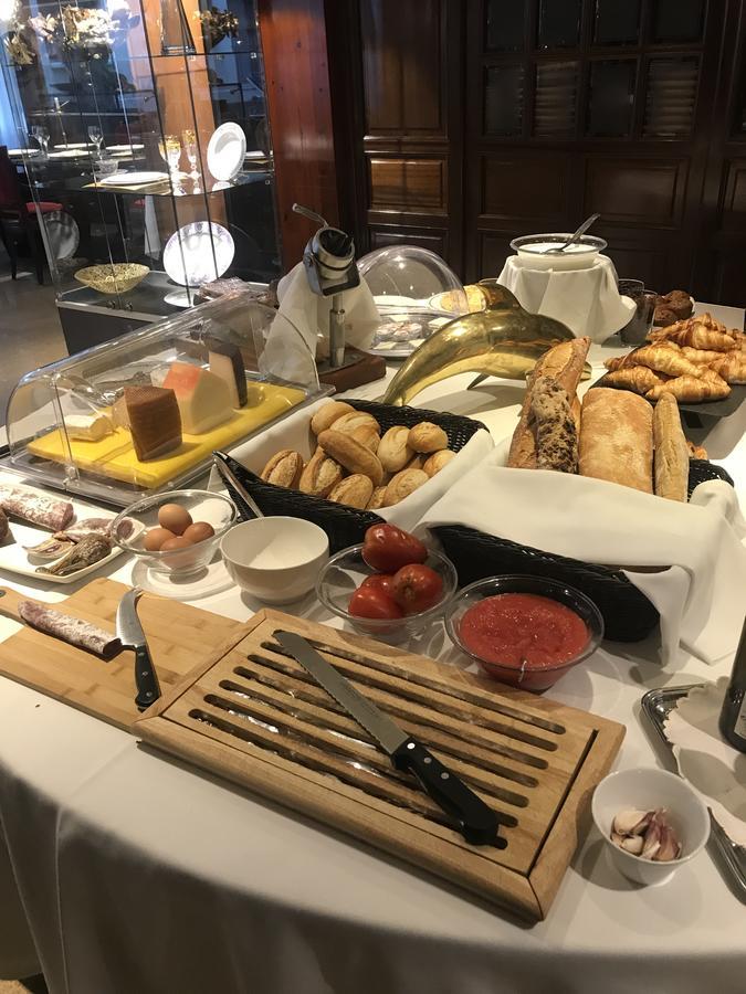 A Casa Canut Hotel Gastronomic Les Escaldes Kültér fotó A breakfast buffet at a hotel