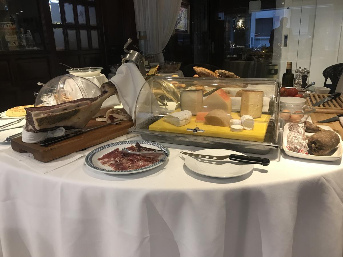 A Casa Canut Hotel Gastronomic Les Escaldes Kültér fotó Cheese and charcuterie at a buffet
