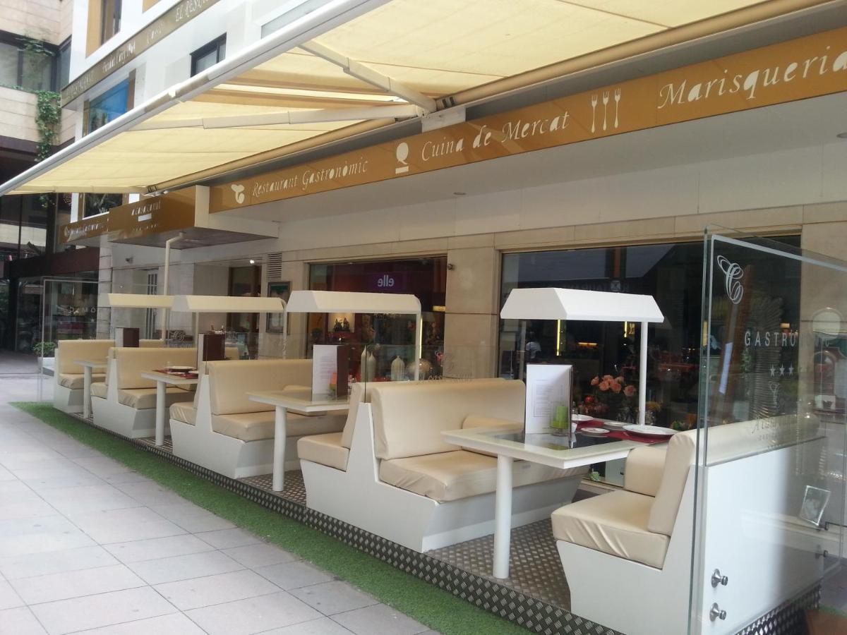 A Casa Canut Hotel Gastronomic Les Escaldes Kültér fotó A café in the station
